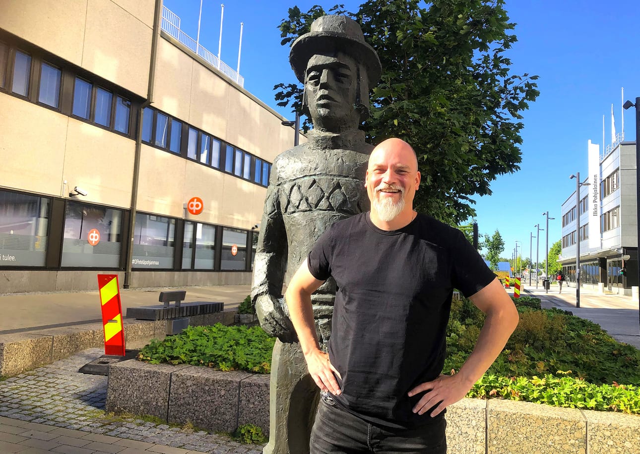 Kuin kaksi marjaa, Jussi-patsas ja Niko Kivelä.