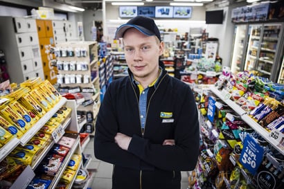 Anton Wallo muutti Haaparannalta Rovaniemelle pitämään Pohjolankadun R-kioskia – nyt 25-vuotias yrittäjä valittiin vuoden R-kauppiaaksi ja kioskejakin on jo kaksi
