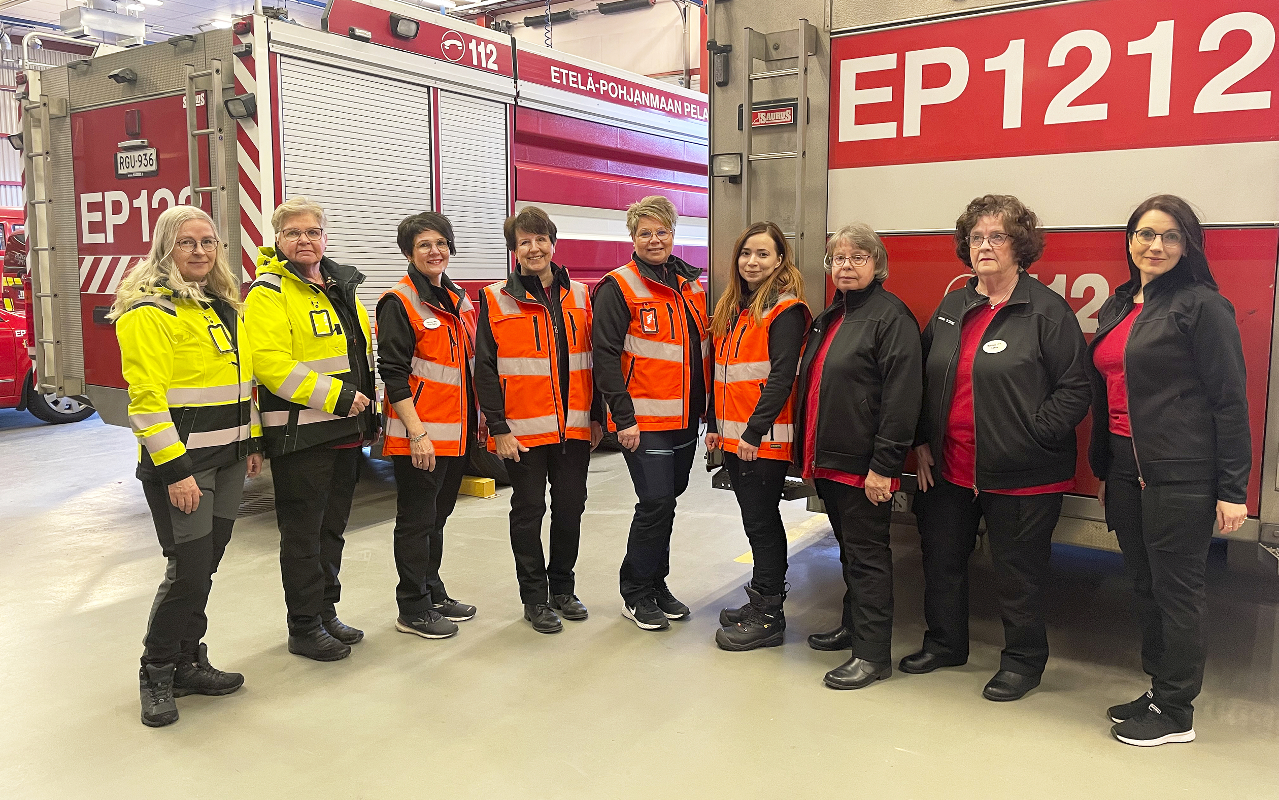 Kun hälytystehtävä kestää yli kuusi tuntia, tarvitaan muutakin kuin makkaraa –  Nurmon VPK:n naisosasto huolehtii muonituksesta vaikka keskellä yötä