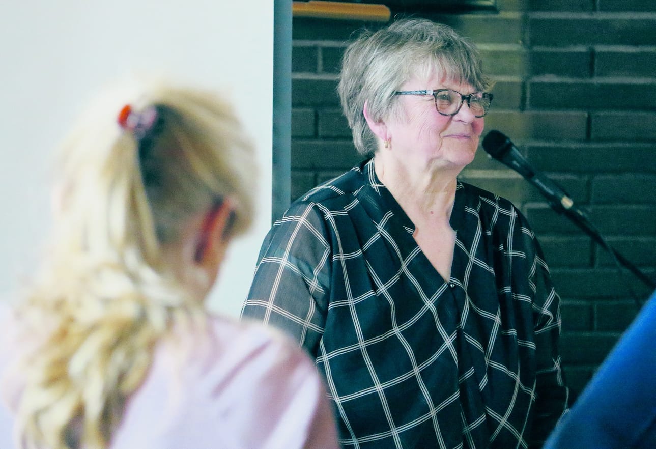 Kahdeksan vuotta kunnanvaltuuston puheenjohtajana toiminut Sirkka Kyrö ei jatka enää puheenjohtajana. – Yksimielistä on ollut asioista päättäminen. Olemme neljän ja puolen vuoden aikana äänestäneet vain kerran tai kaksi. Eikä ole ollut pitkiä puheitakaan, kuten naapuripitäjissä, hän summasi taakse jäävää reilua neljää vuotta.