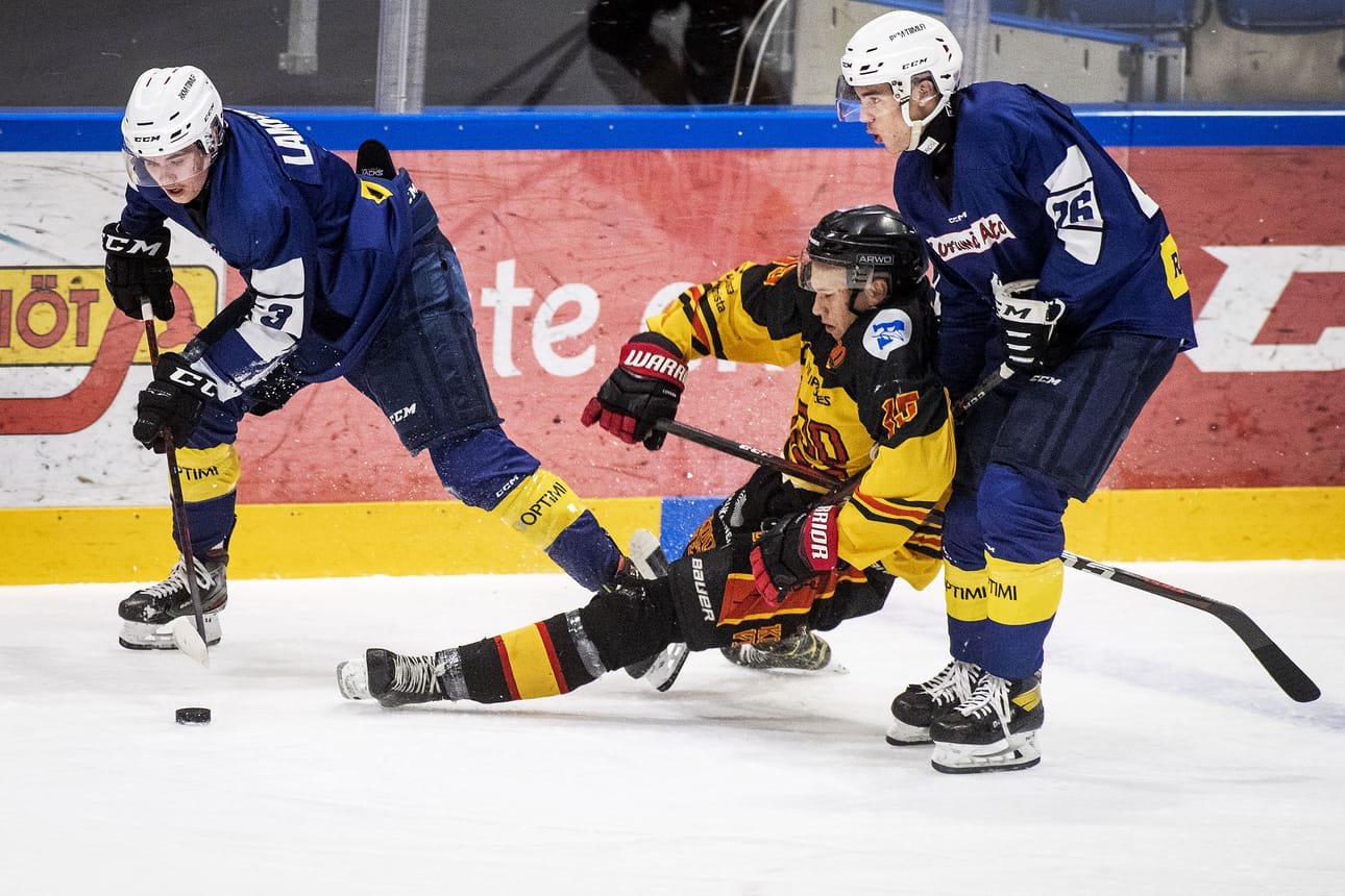 Jakob Stan (oik.) syötti RoKin molemmat maalit. Vääntämässä mukana RoKin Emil Lampinen.