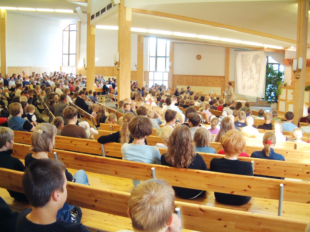 Sunnuntain seuroissa käy 400-600 ihmistä.