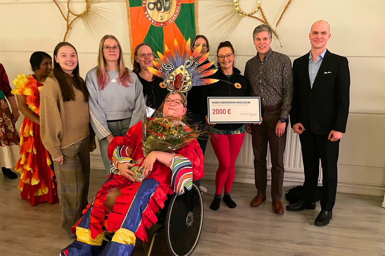 Samba Tropicalin hallituksen jäsenet Seri Rantala (vas.), Rita Rantala, Riitta Rintamäki, Jenni Louhivesi, Emma Killinen ja puheenjohtaja Riia Rantala vastaanottivat 2 000 euron stipendin. Palkinnon olivat jakamassa Paralympiakomiten edustaja Antti Latikka (oik.) sekä Alkon palvelujohtaja Kimmo Mäkelä.