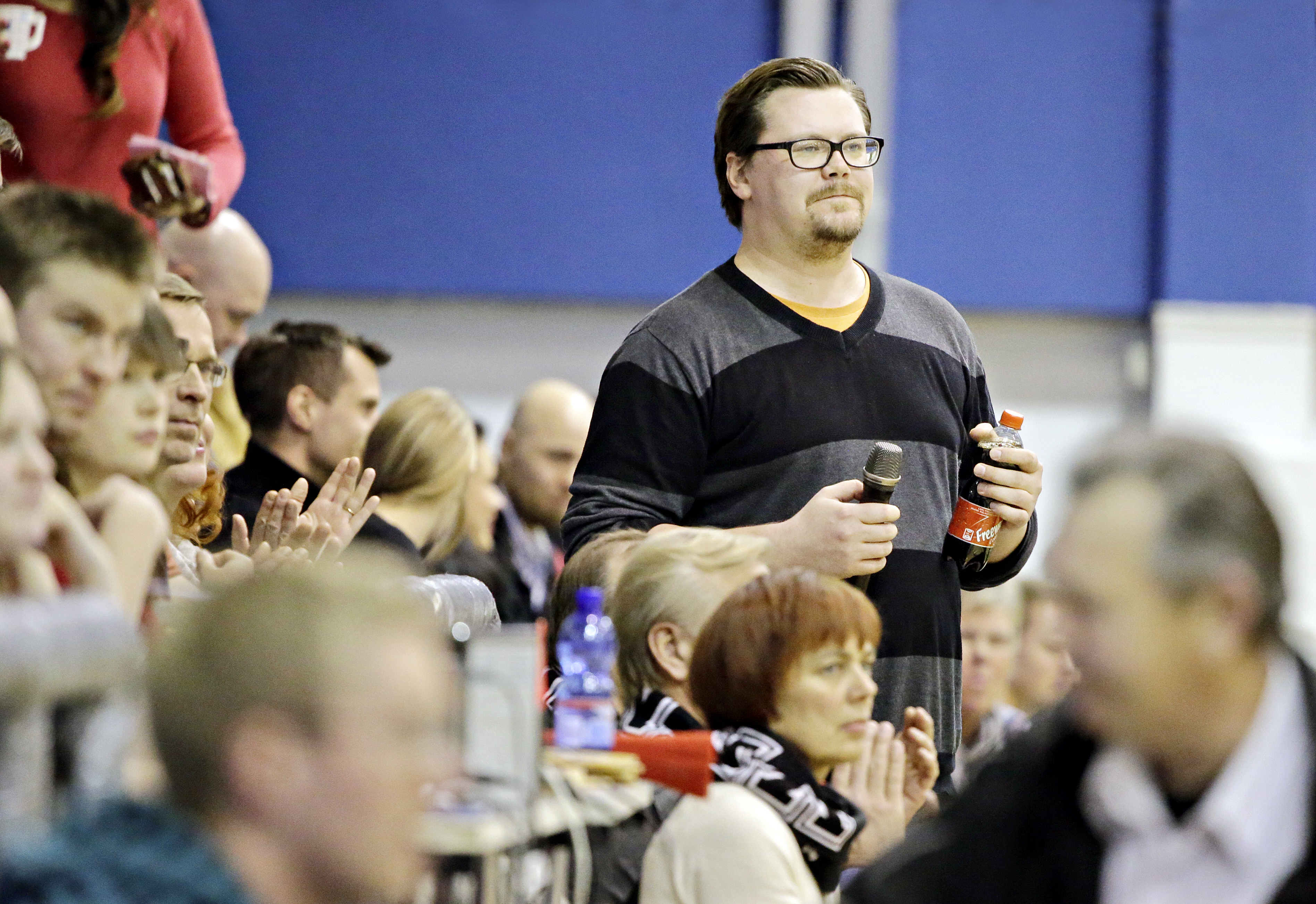 Koripallo-otteluiden kiihkeä tunnelma vie silloin tällöin Tuukka Myllymäen mennessään niin, että hän jättää kuuluttajakoppinsa ja jalkautuu yleisön sekaan nautiskelemaan.