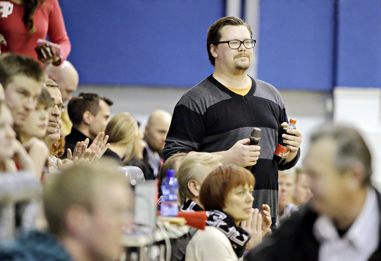 Koripallo-otteluiden kiihkeä tunnelma vie silloin tällöin Tuukka Myllymäen mennessään niin, että hän jättää kuuluttajakoppinsa ja jalkautuu yleisön sekaan nautiskelemaan.