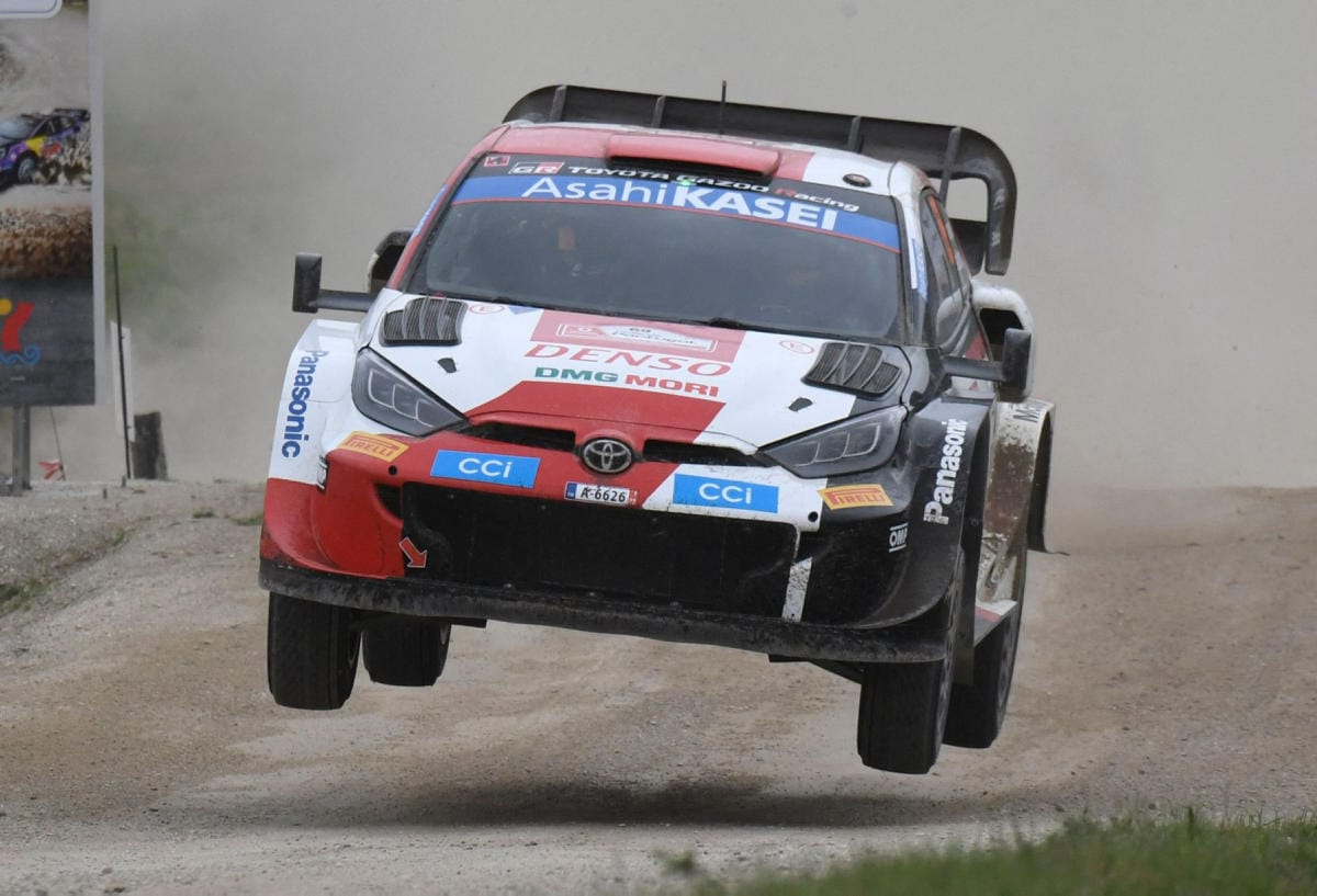 Kalle Rovanperä nousi tallitoverinsa Elfyn Evansin ohi reilut 37 kilometriä pitkällä erikoiskokeella 15. LEHTIKUVA/AFP