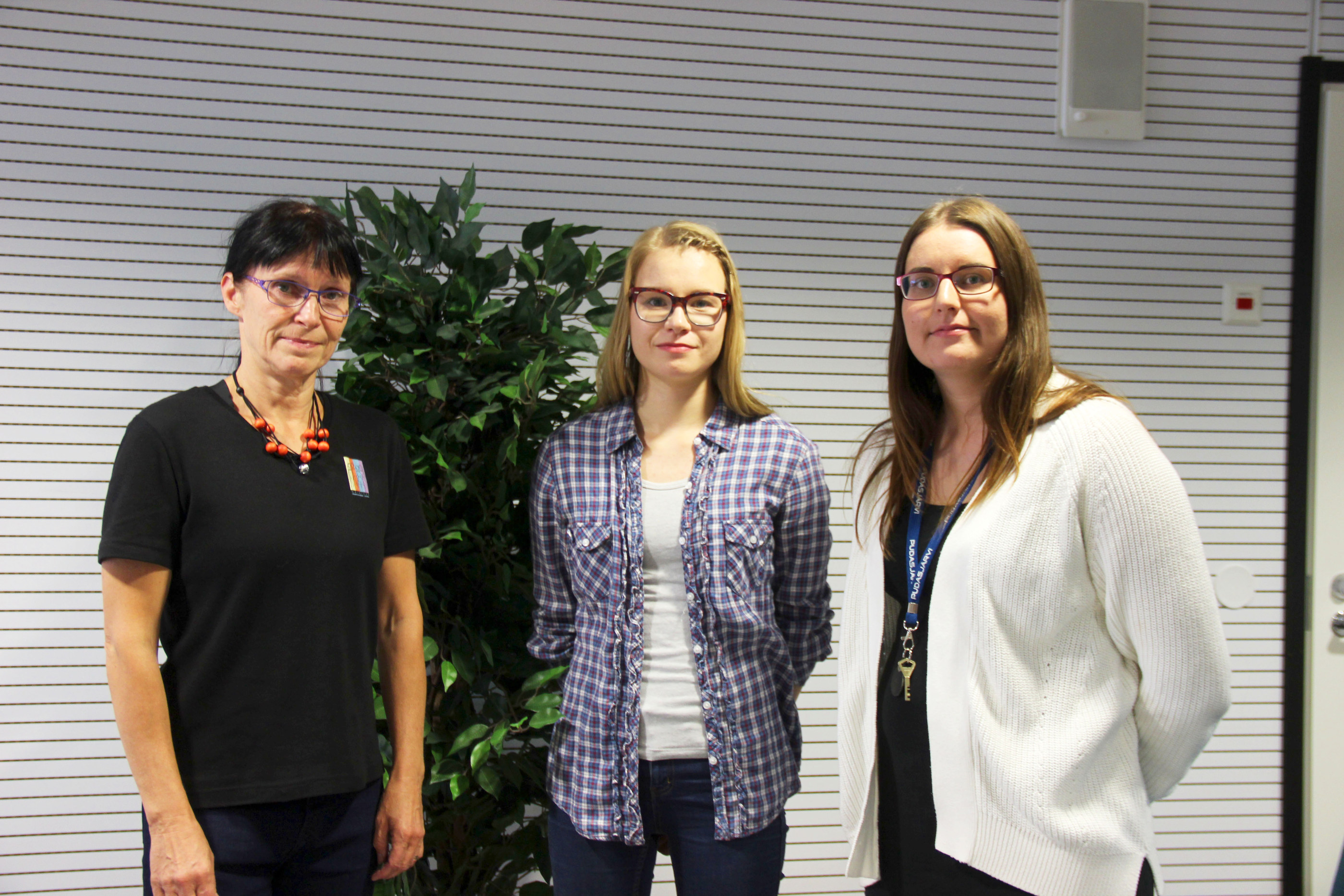 Kuvassa hanke-esittelyssä luennoineet Taimi Mahosenaho (vasemmalla), Mervi Tiermas ja Sonja Kinnunen.