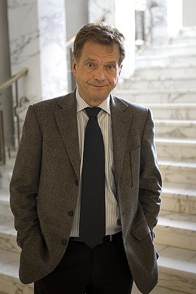 Eduskunnan puhemies Sauli Niinistö Niinistö pohdiskelee uudessa kirjassaan perusteellisesti sukkaongelmaa.