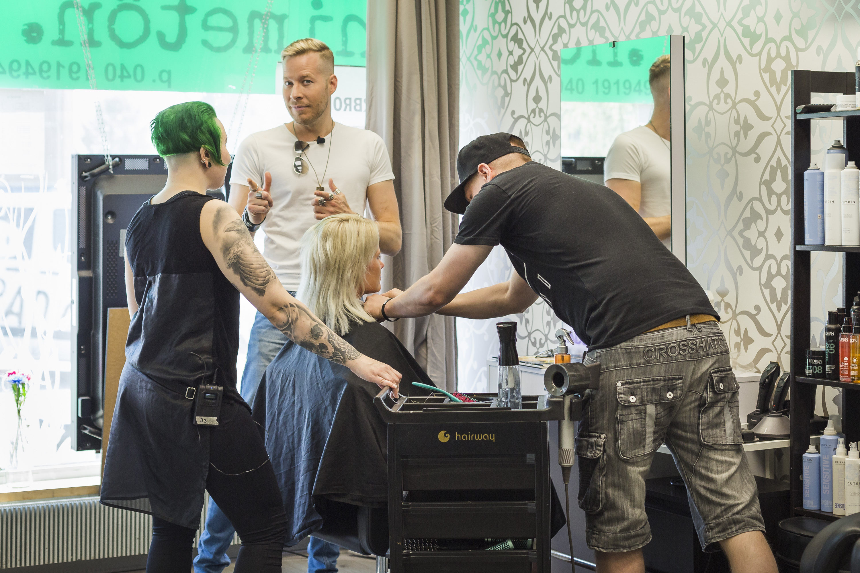 Niko Tiuraniemi ja Marianne Kilpivaara keskustelevat Kaisa Sirniön uudesta lookista. Kameramies Jaakko Ketola säätää Sirniön mikkiä kohdalleen.