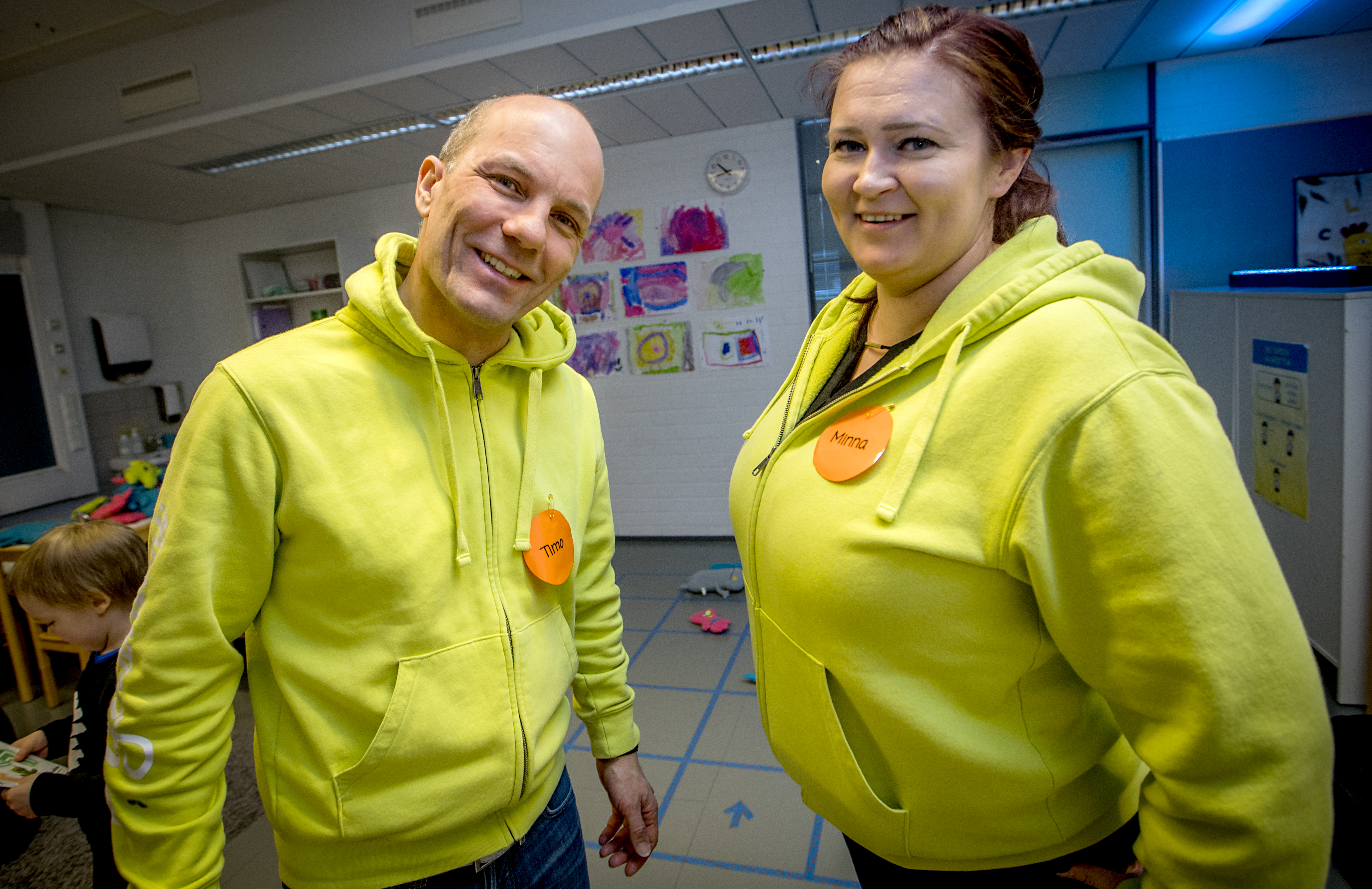 Opinsys Oy:n asiakkuusvastaava Timo Ranz ja myyntijohtaja Minna Kela olivat vetämässä teknologiapajoja Raahen eskarilaisille ja viskareille.