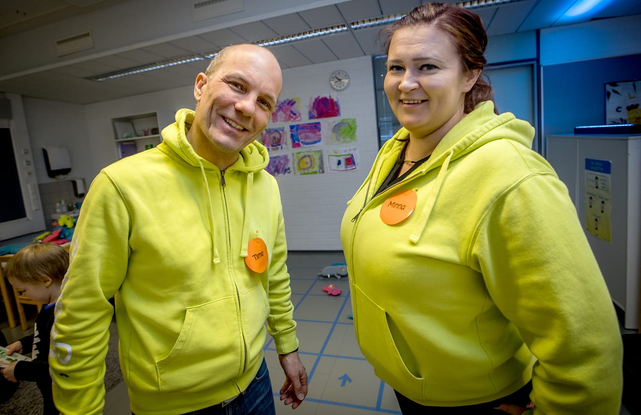 Opinsys Oy:n asiakkuusvastaava Timo Ranz ja myyntijohtaja Minna Kela olivat vetämässä teknologiapajoja Raahen eskarilaisille ja viskareille.