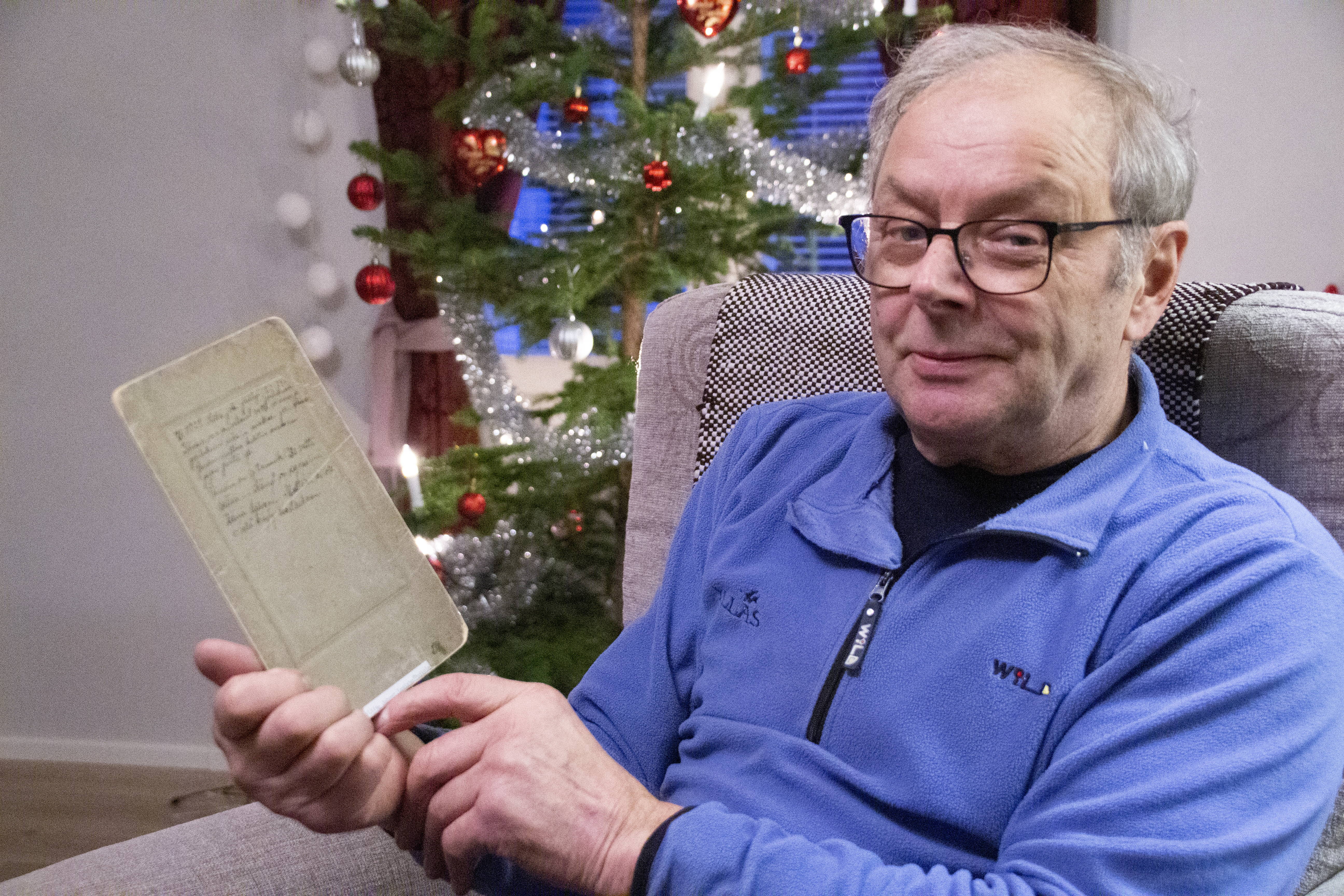 Kauko Lumiaho esittelee suvun papereista löytynyttä korttia joka on osa dokumentteja, joiden mukaan säät ovat olleet vaihtelevia ennenkin.