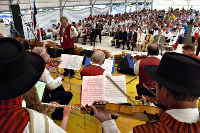 Eteläpohjalaiset Spelit oli pitkään lajissaan Suomen merkittävimpiä ja näkyvimpiä tapahtumia. Spelien järjestämisvastuu oli vuoteen 2010 asti kunnilla ja kaupungeilla, minkä jälkeen se siirtyi Eteläpohjalaiset Spelit Kansanmusiikkiyhdistys ry:lle. Siitä alkoi kävijämäärien lasku. Kuvassa vietetään Spelejä vuonna 2005 Teuvalla. Arkistokuva