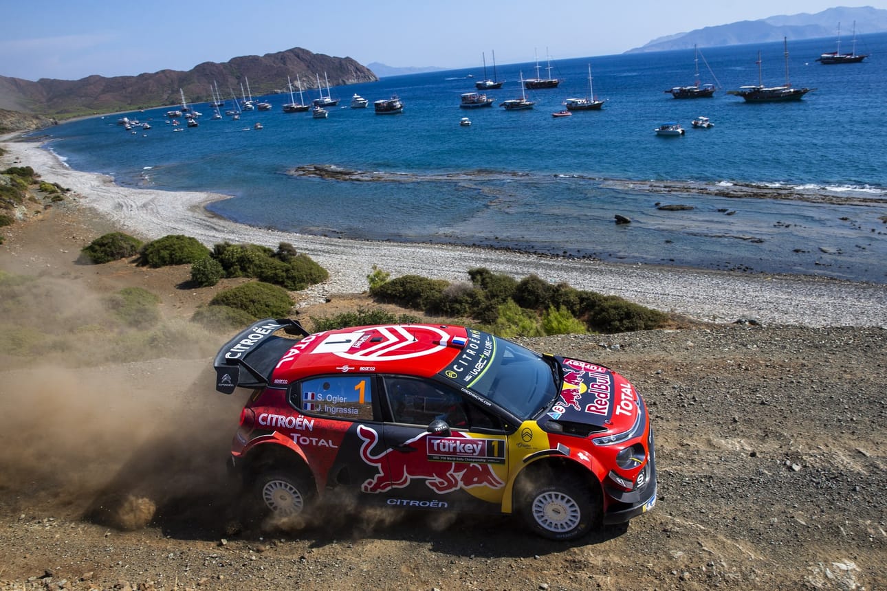 Kuusinkertainen maailmanmestari, Citroenin Sebastien Ogier (kuvassa) ajoi voittoon reilun puolen minuutin erolla ennen Esapekka Lappia.