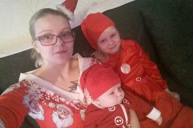 Seinäjokelainen Petra Laaksonen asuu yksin kolmikuisen Sulo-poikansa ja 7-vuotiaan Helmi-tyttönsä kanssa. Rahat ovat usein tiukilla, ja perhe joutuu turvautumaan ruoka-apuun. Kuva: Petra Laaksosen kotialbumi