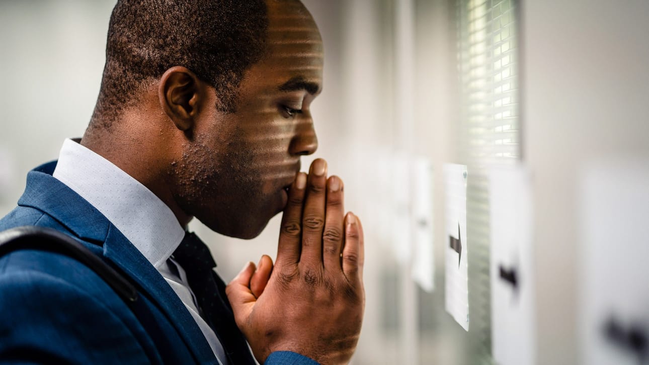 Thomas (Ken Nwosu) on menestyvä ja hyväntuulinen myyntitiimin vetäjä, kunnes vastoinkäymisiä seuraa yksi toisensa perään. Onko kyse sattumasta, kuvittelusta vai tekeekö joku hänelle oikeasti kiusaa?
