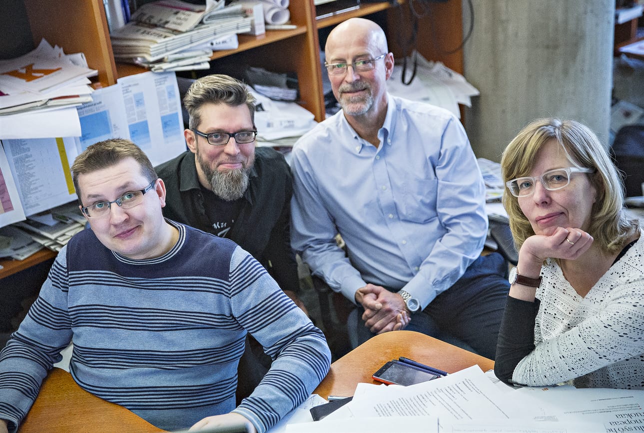 Kalevan siirtymistä tabloidiin on valmistellut projektiryhmä, johon toimituksesta ovat kuuluneet projektipäällikkö Simo Hiltunen (vas.), Janne Nyyssönen ja Leena Kosonen. Kuvassa myös lehtikonsultti John Bark (toinen oik.).