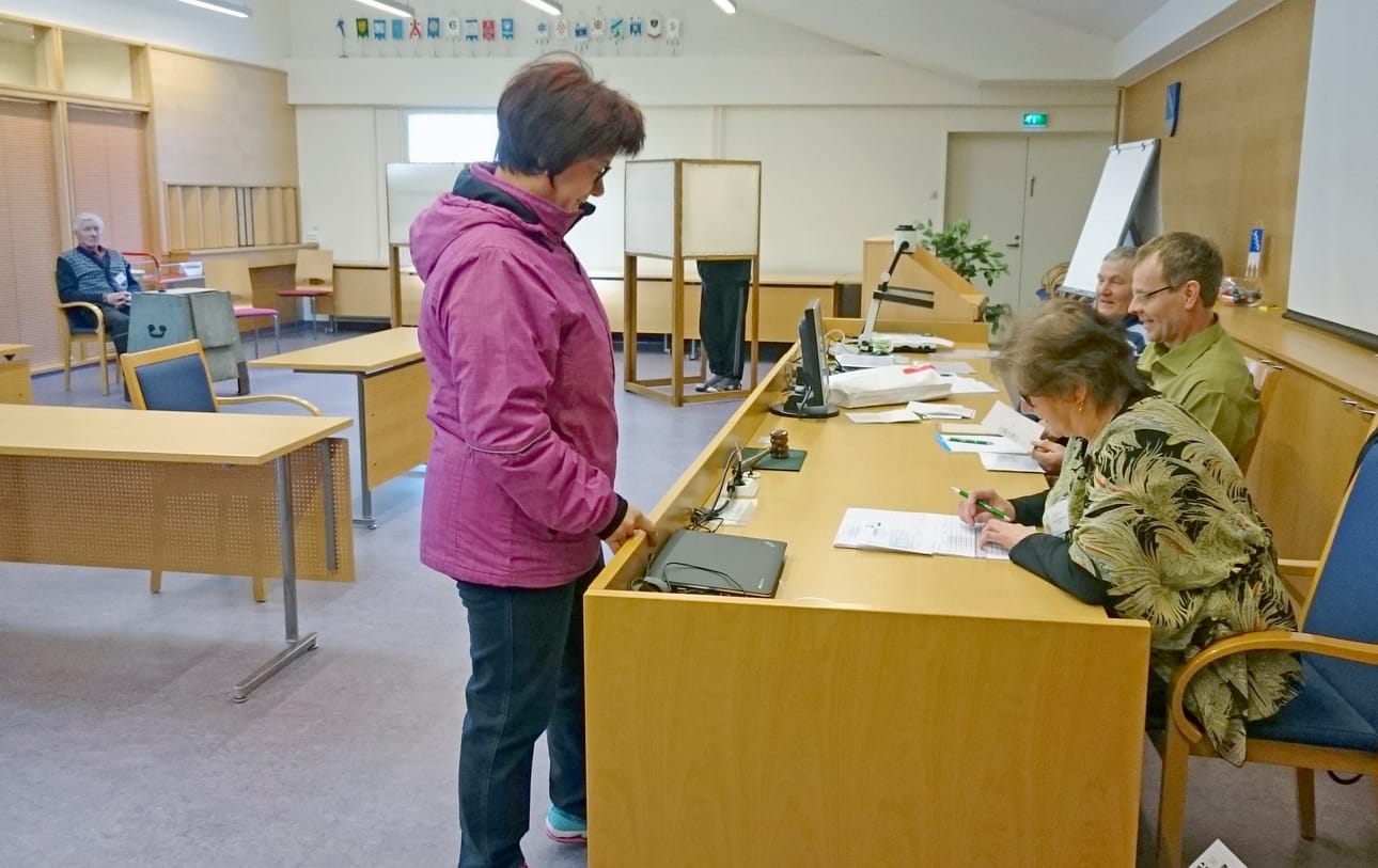 Pulkkilan äänestyspaikan ovi kävi tasaiseen tahtiin ja kyläläisiä piipahti uurnan luo parin minuutin välein. Kahden jälkeen äänestämässä käynyt Elvi Rantonen kertoi äänen saajan olleen tänä vuonna etsimisen takana. Sopivaa, nuorten ja opiskelijoiden asiaa ajavaa ehdokasta oli vaikea löytää. Kuva: Anna Hämeenaho
