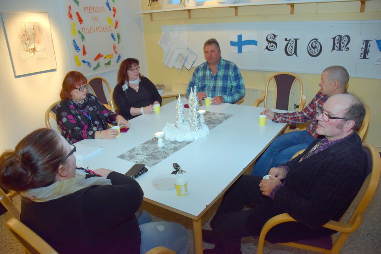 Valtuutetut Tuija Suonnansalo (vas.), Sinikka Soudunsaari, Sari Honkanen, palvelujohtaja Kari Laurila sekä Paavo Mursu ja Heino Kulojärvi (oik.) nauttivat kahvit ennen valtuustosaliin siirtymistä.