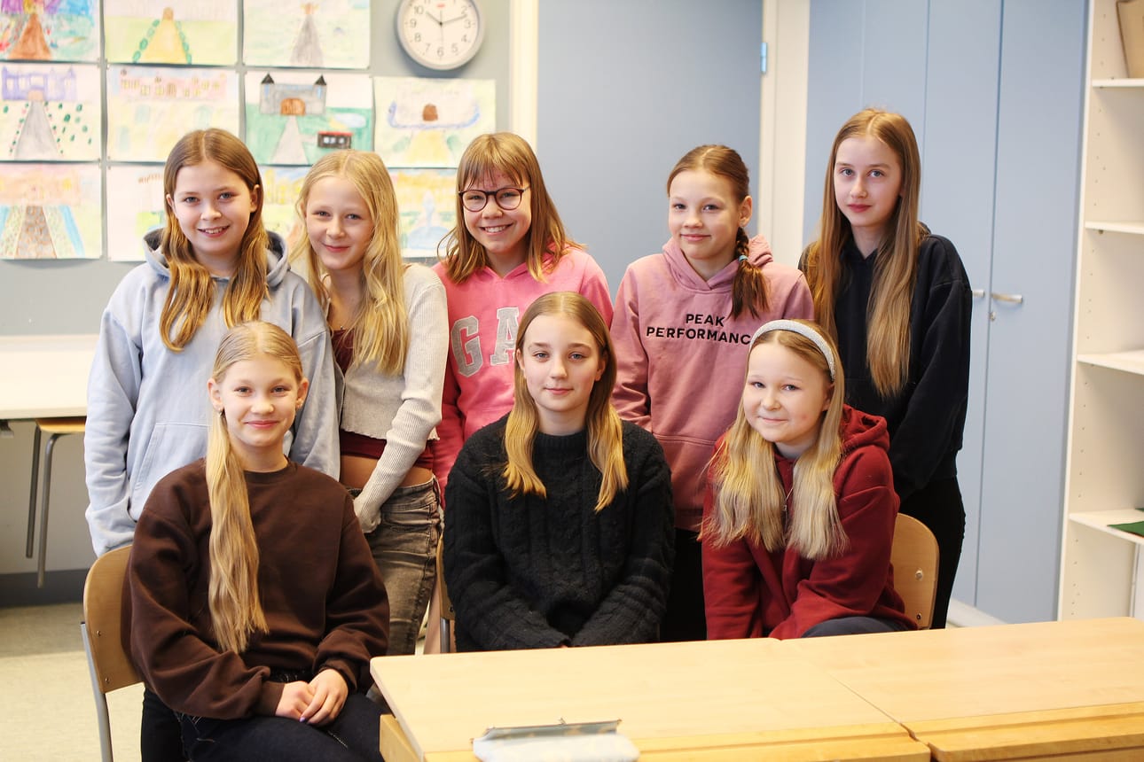 Minea Kokkonen, Livia Kantola, Emilia Porsanger, Nella Aula, Eevi Heinonen, Lyydia Piilola, Signe Kinnunen ja Aada Roivainen opiskelevat kuudennella luokalla Tornion Kivirannan koulussa.