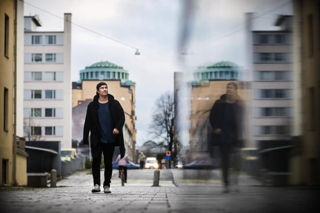 Opinnot kriittisessä korkeakoulussa ja Helsingin yliopistossa kirkastivat Mikko Sarjaselle, että lukeminen ja kirjoittaminen ovat saman kolikon kaksi puolta. -Kun eläkeikä yhä vaan nousee, ehdin varmaan räppilavojen jälkeen tehdä vielä uraa äikänmaikkana tai kirjastossa, Mikko Sarjanen maalailee. KUVAT: JARNO PELLINEN