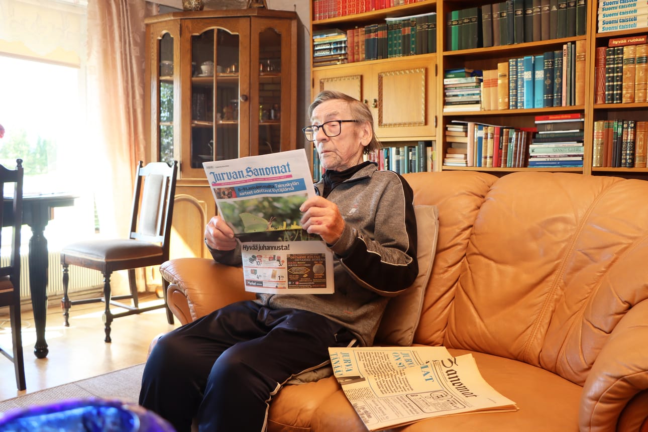 Ossi Mäntylä kertoo lukevansa edelleen Jurvan Sanomia tarkasti. Sohvalla olevaan ensimmäiseen numeroon hän kirjoitti tekstiä ja etsi ilmoittajia.