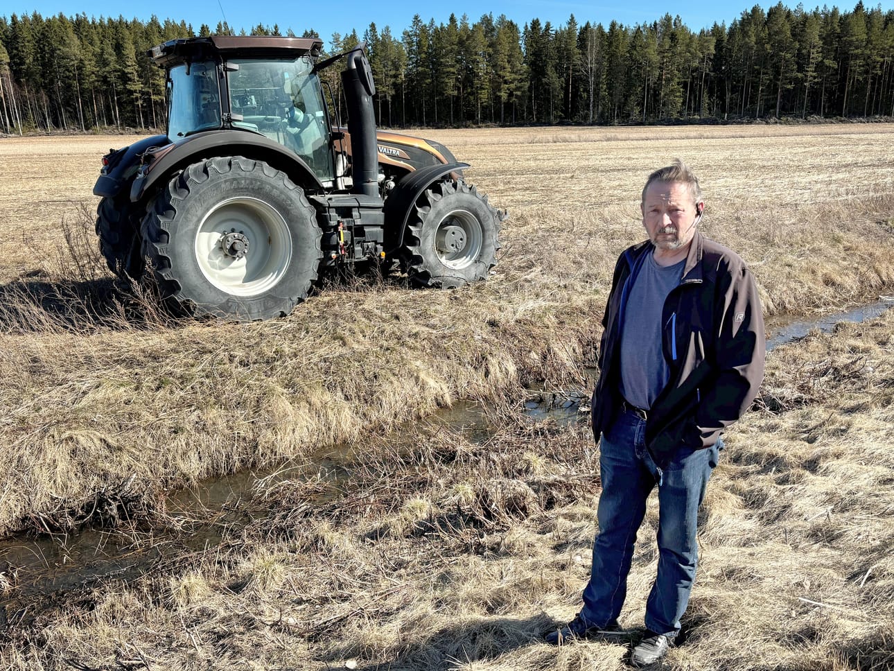 Pauli Hautamäki on joutunut vaihdattamaan traktorin moottorin kolmeen kertaan. Vuoden ajan traktorin päätepysäkki on ollut valtatie 19 varressa.