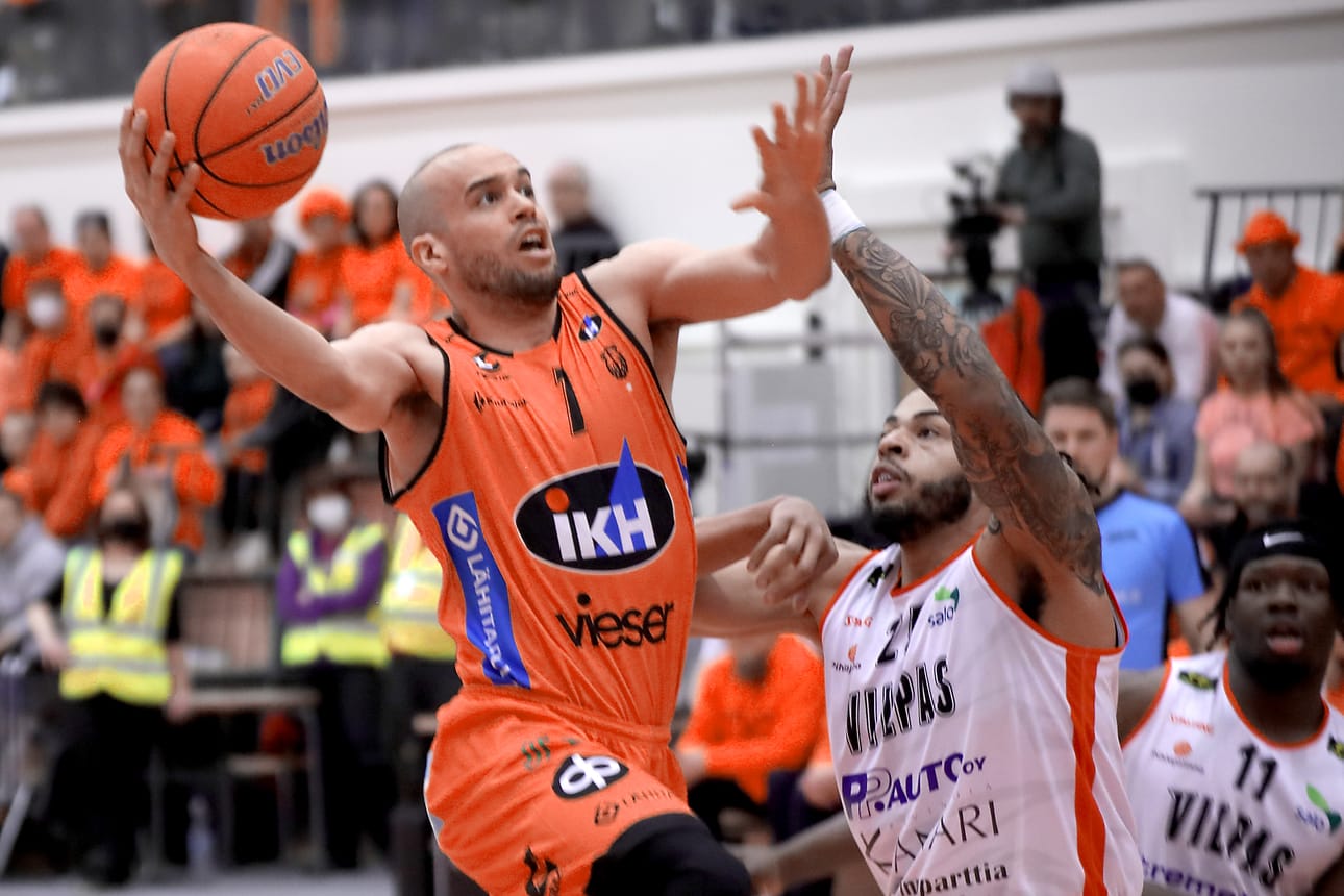 Karhu Basketin Cameron Jones oli tehokas ensimmäisellä neljänneksellä.