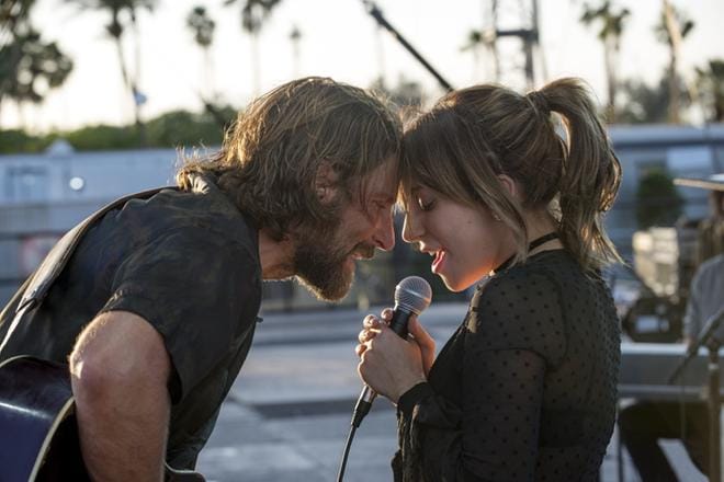 Viinalla itseään marinoinut veteraanilaulaja (Bradley Cooper) ja nousussa oleva tähti (Lady Gaga) kohtaavat ja rakastuvat. Cooper on myös ohjannut elokuvan.