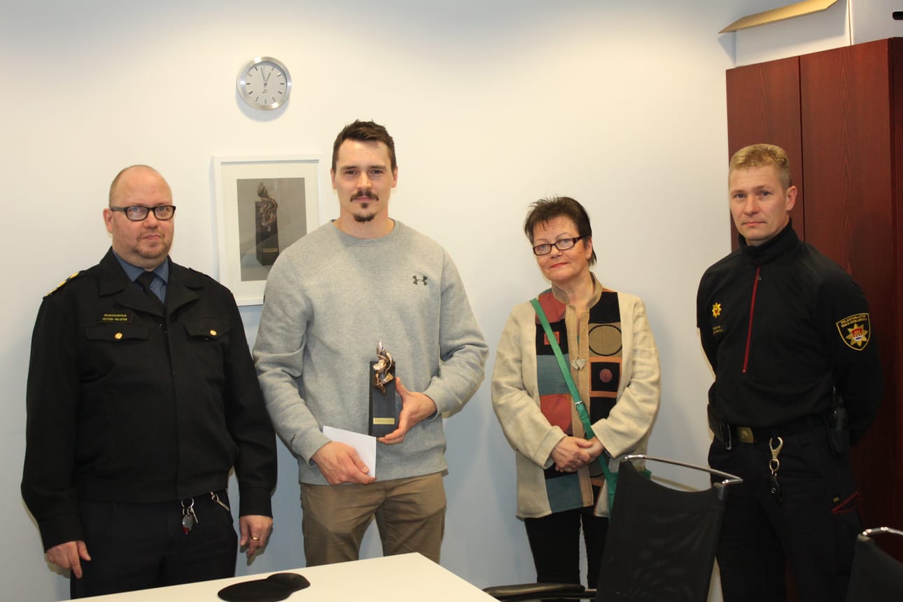 Oululainen Heikki Niemelä (kuvassa toinen vasemmalta) palkittiin Vuoden Uroteosta Kuvassa myös pelastusjohtaja Petteri Helisten (vas), palkinnon suunnitellut kuvataiteilija Sanna Koivisto sekä palomestari Kimmo Virkkala.