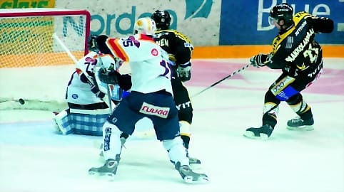 Sinne uppoaa. Tommi Paakkolanvaara ohittaa Jokeri-vahti Karl Goehringin.