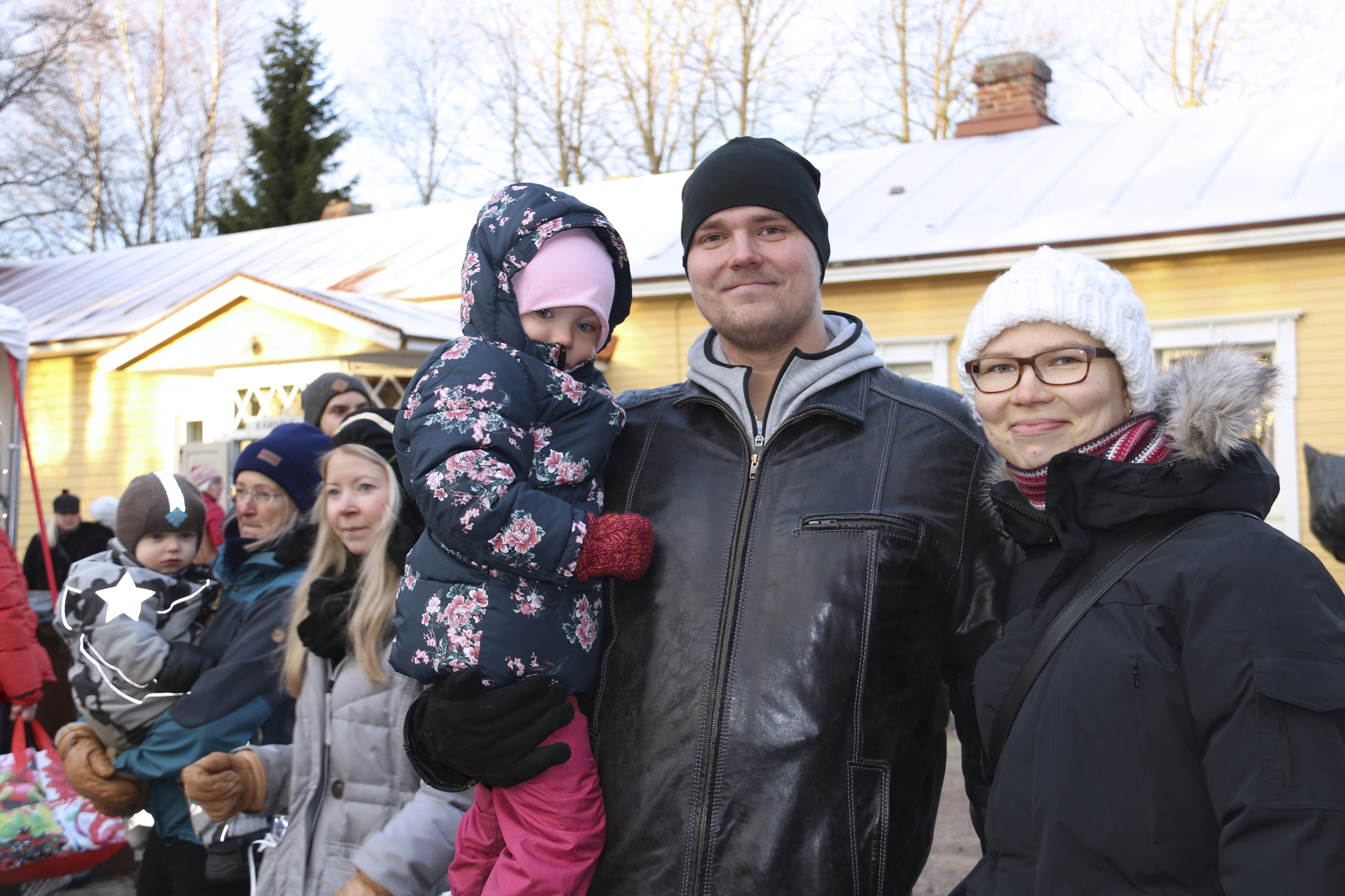 Olli-Pekka ja Heini Siponen kiertelivät markkinoilla Hilla-tyttärensä kanssa. Perhe keskittyi lähinnä lapsille suunnattuihin pisteisiin. Riisipuuroakin he olivat aikeissa käydä maistamassa.