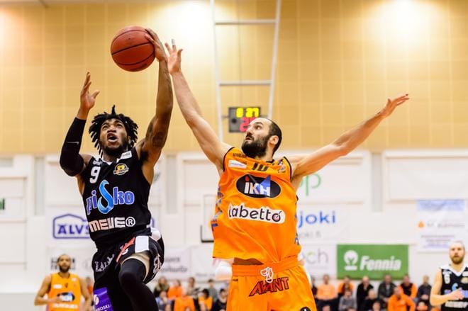 Kobrien Stephen Croone vie pallon Karhu Basketin Bojan Sarcevicin näpeistä. KUVA: ERKKI HAUTAVIITA