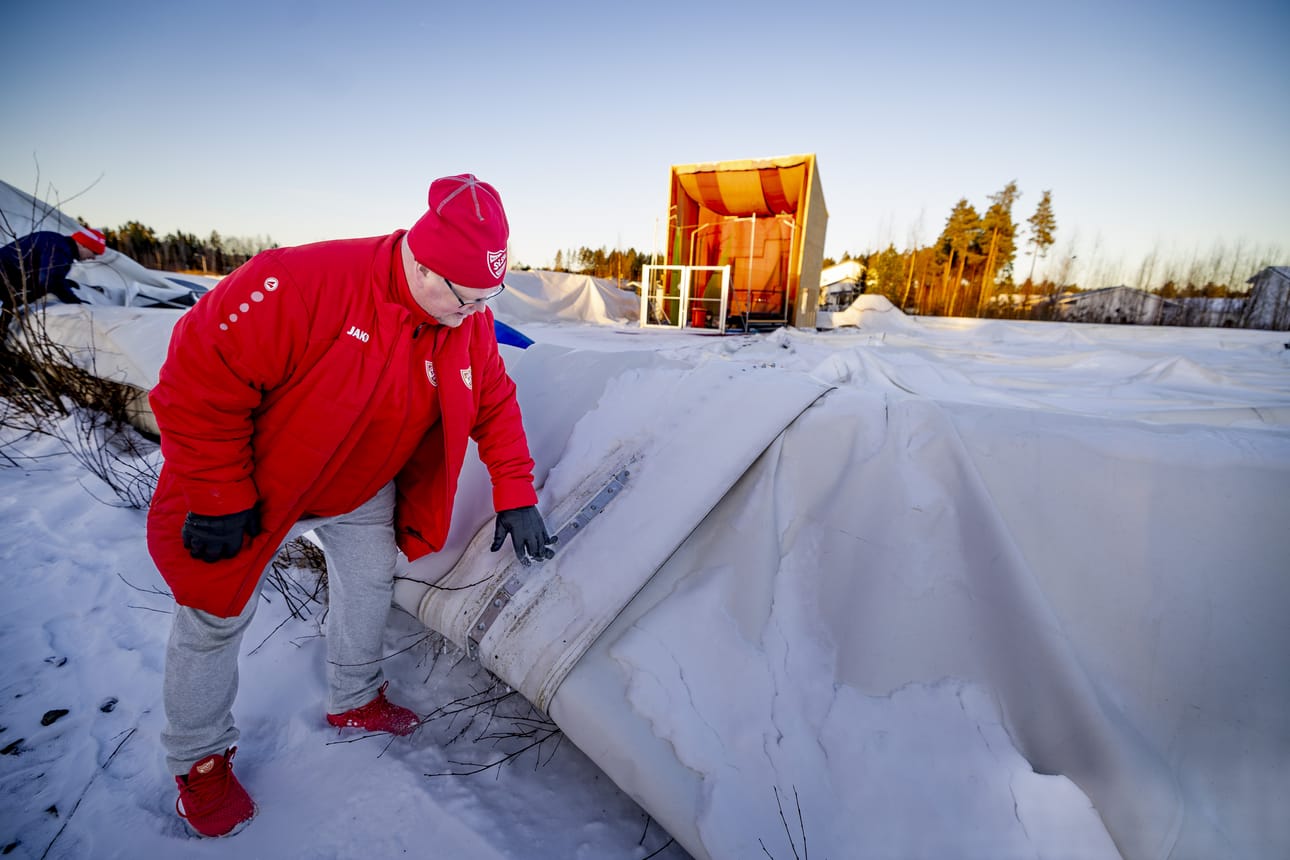 Vielä ennen vuoden vaihtumista Jarkko Tenkula pohti, että monitoimihallin rikkoutunut pressukatto voitaisiin mahdollisesti pelastaa vaihtamalla revennyt kaistale uuteen. Nyt on selvinnyt, että katto pitää uusia kokonaan.