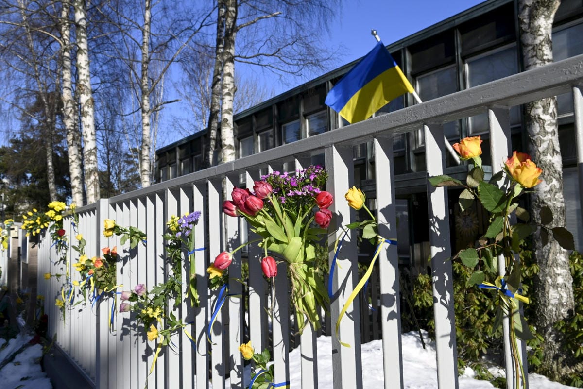 Kävellen ja julkisilla kulkuneuvoilla kulkevat mielenosoittajat lähtivät Uspenskin katedraalilta kohti Kulosaaressa sijaitsevaa Ukrainan suurlähetystöä. LEHTIKUVA / Emmi Korhonen