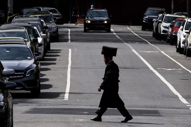 Juutalaisvihamielisten tekojen lisääntyminen huolestuttaa New Yorkin viranomaisia. Kuvassa mies ylittää katua ortodoksijuutalaisten suosimalla alueella New Yorkin Williamsburgissa lähellä Brooklyniä. KUVA: Justin Lane/epa