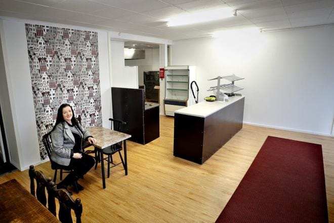 Yrittäjä Marjaana Ylimäki muuttaa grilli-kahvilansa Kouraan. Café Sivuraiteen toiminta on tarkoitus aloittaa viimeistään kesäkuussa. KUVAT: HEIKKI HAKANEN