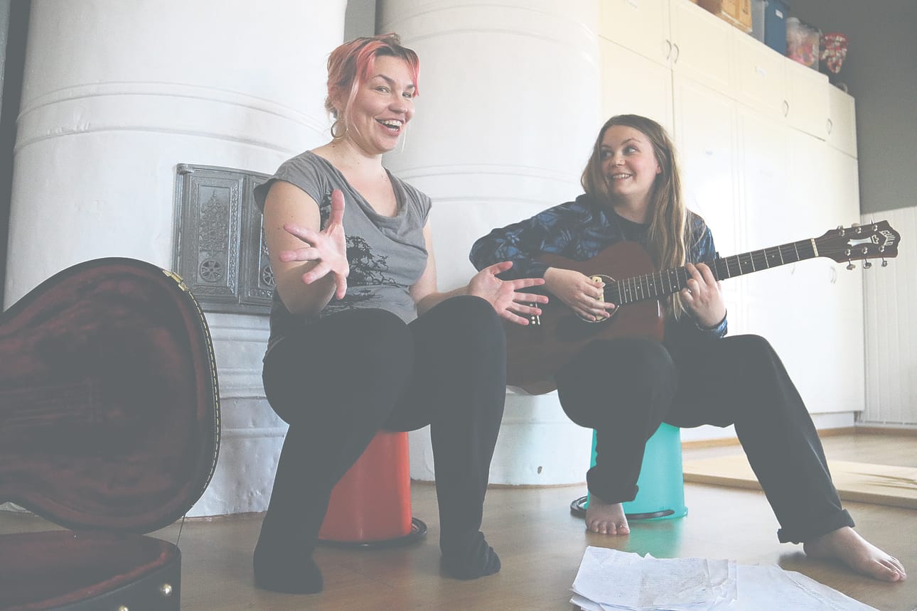 Joosepin tarinaa rytmittää Irwin Goodmanin musiikki, ja se saa naiskaksikon laulamana uusia sävyjä. – Irwinin musiikki on paljastunut harjoitusten aikana oikeaksi runsauden sarveksi esitystä ajatellen, Tuuli Jartti ja Sini-Sisko Kalajoki toteavat.