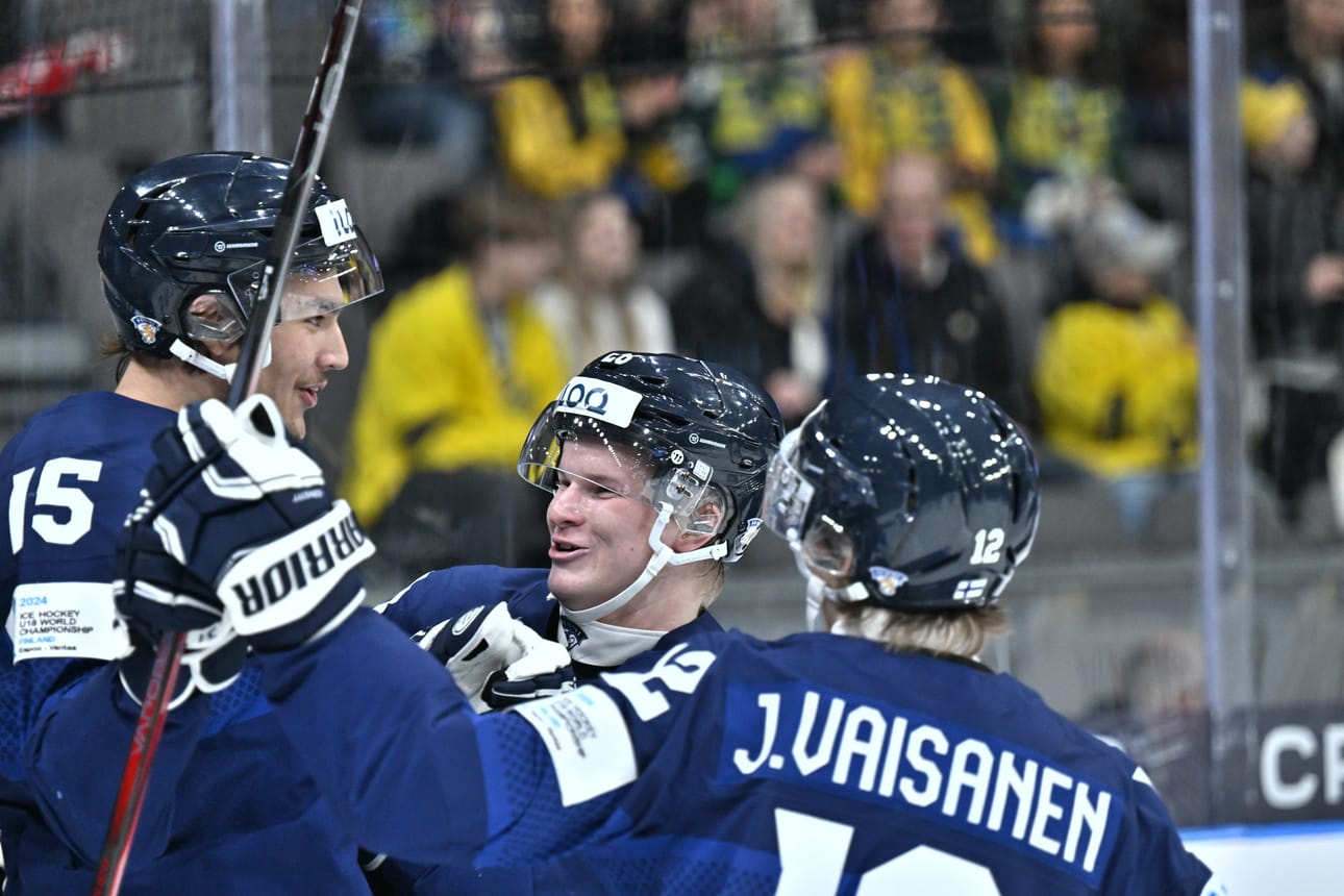 Jere Lassila (kesk.) näytti kapteenin mallia ja oli 1+3 tehoilla mukana kaikissa Suomen maaleissa. Tässä hän onnittelee Jesse Pulkkista (vas.) 2-0 osumasta.