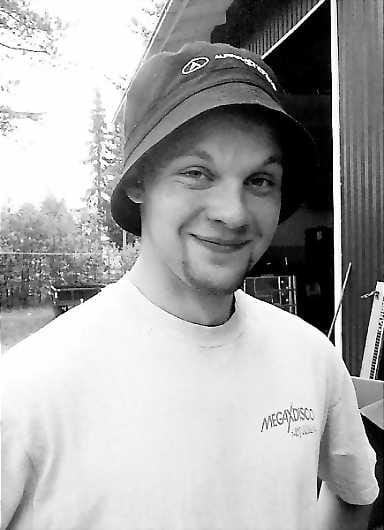 Arvaamattomat seuraukset. (mies paloauton vieressä) Palopäällikkö Jorma Ojala vakuuttaa, että pienetkin sytytetyt maastopalot ovat aina vaaran paikkoja. Huonolla tuurilla palot voivat levitä asuinrakennuksiin.