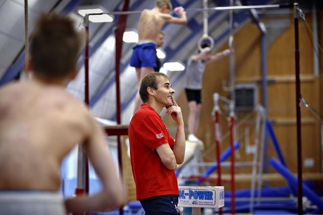 Brittivalmentaja Paul Hall on nauttinut työskentelystään Kuortaneella poikien maajoukkueleirillä. Tällä jaksolla mukana oli myös kolme brittiläistä voimistelijapoikaa. KUVAT: TOMI KOSONEN