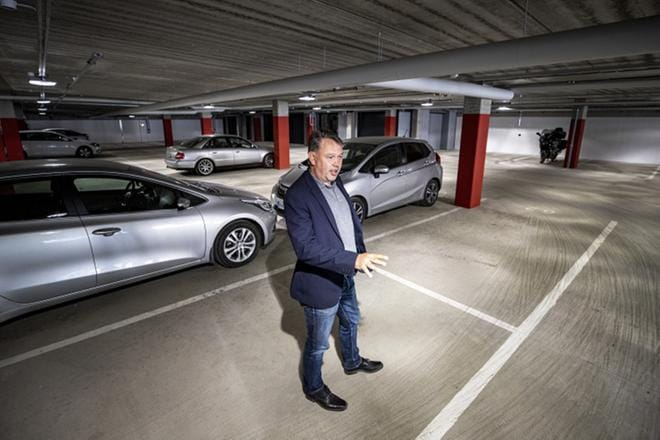 Peabin yksikönjohtaja Hannu Rajamäki seisoo autohallissa, joka sijaitsee Seinäjoen pohjoiskeskustassa Jerikon korttelissa taloyhtiöiden pihakannen alla. Oma ruutu tässä hallissa maksaa 22 500 euroa. Asuinkerroksiin pääsee suoraan hissillä. Hallipaikkoja on vähemmän kuin asuntoja, mutta niitä jää silti myymättä. KUVA: TANJA KORPELA