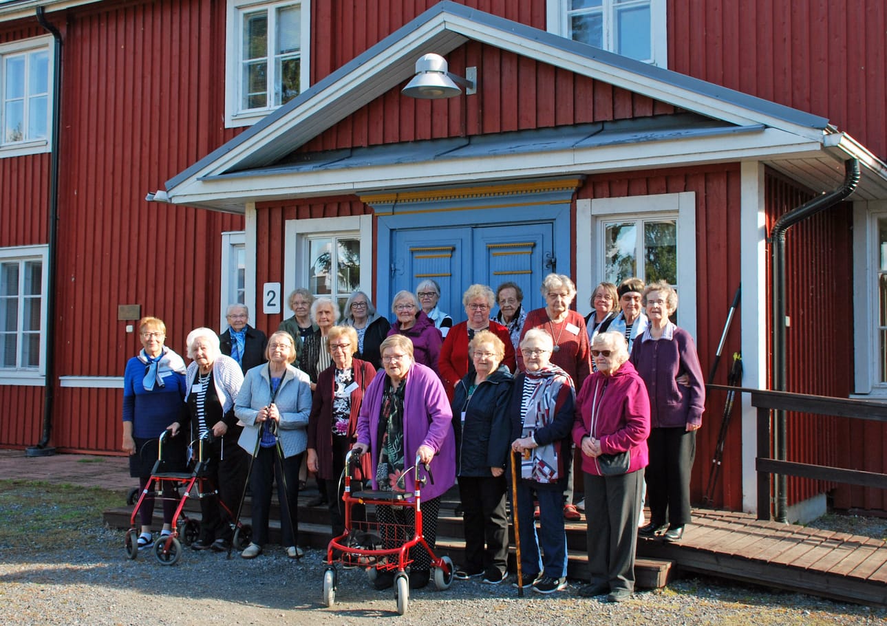Virkistyskurssilaiset kokoontuivat ohjaajineen ja avustajineen yhteiskuvaan Haapaniemen historialliselle päärakennukselle.