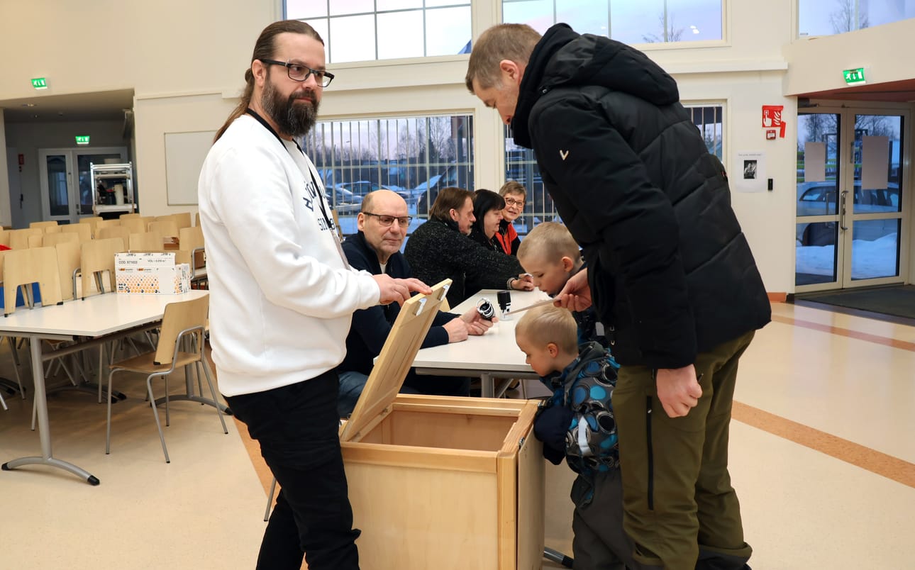 Juha Kalliokoski varmisti sunnuntaina Kauhavan läntisen äänestysalueen ensimmäisenä äänestäjänä, että uurna oli tyhjä, kun sinne alettiin työntää äänestyslippuja. Vaalilautakunnan puheenjohtaja Tuomas Annala avasi kannen ja lukitsi sen kurkistuksen jälkeen.
