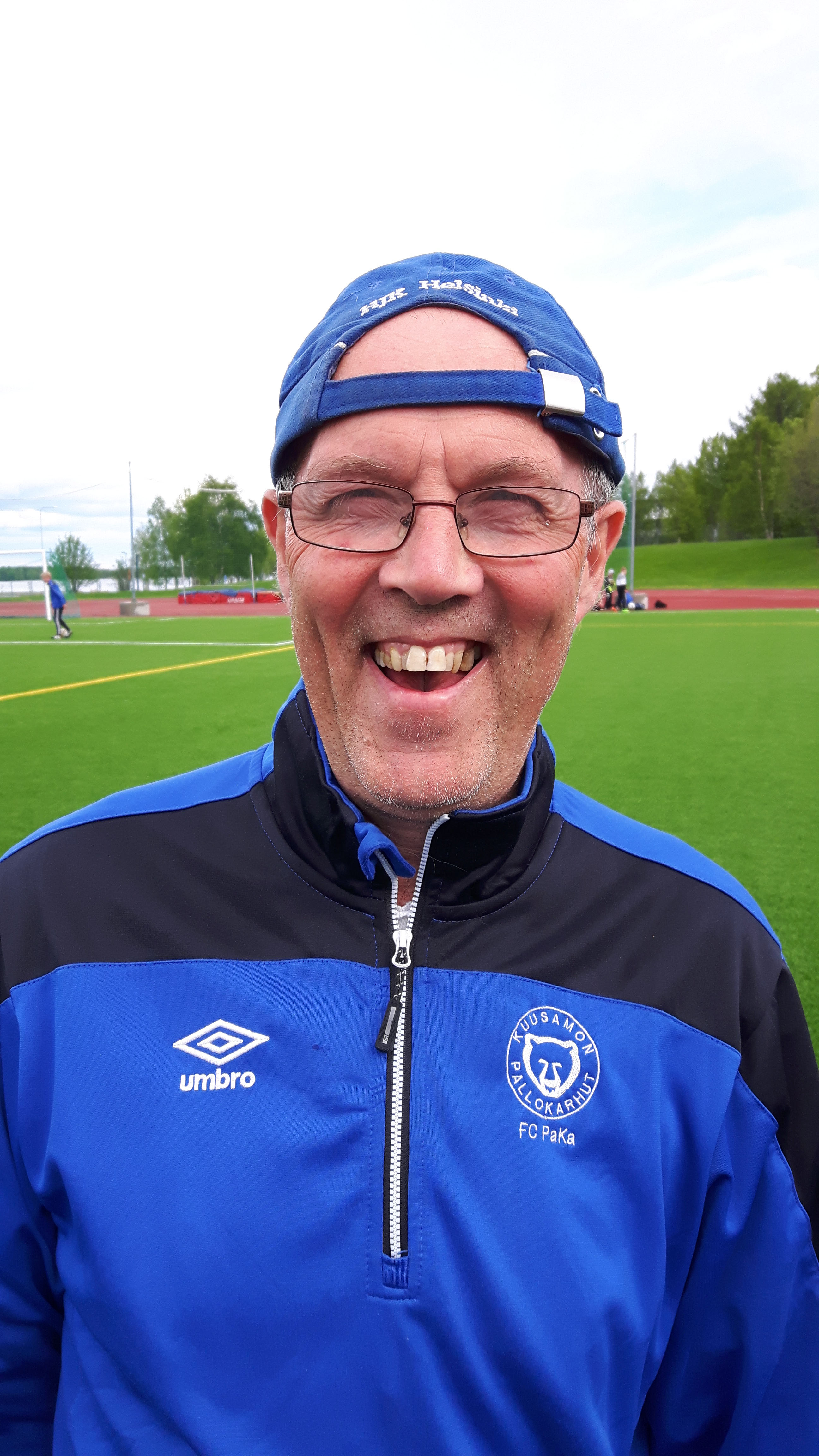 1. Kari Järvinen

2. Olen P15-junioreiden valmentaja ja muutenkin mukana seuran valmennustyössä.

3-4. Jalkapallo on ollut osa elämääni vuodesta 1961 lähtien, sain sen isän perintönä. Kuusamossa valmennusura alkoi oman pojan kanssa vuonna 2000 ja sen perään valmensin tyttöjoukkuetta ja nyt on menossa kolmas vuosi tämän porukan valmentajana.

5. Olen mukana seuratoiminnassa intohimosta lajiin. On hienoa olla &tab;mahdollistamassa nuorten harrastus.