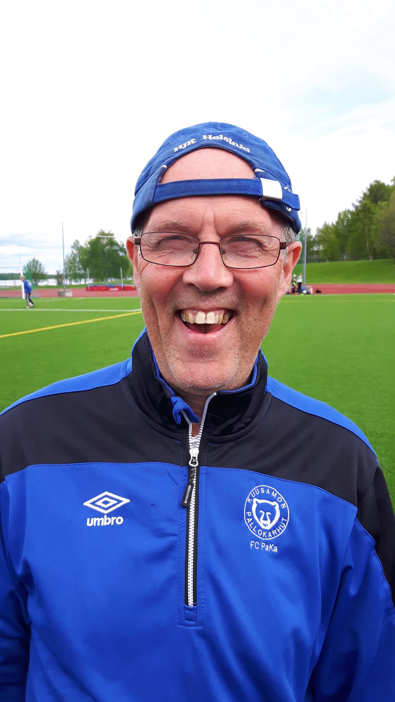 1. Kari Järvinen 2. Olen P15-junioreiden valmentaja ja muutenkin mukana seuran valmennustyössä. 3-4. Jalkapallo on ollut osa elämääni vuodesta 1961 lähtien, sain sen isän perintönä. Kuusamossa valmennusura alkoi oman pojan kanssa vuonna 2000 ja sen perään valmensin tyttöjoukkuetta ja nyt on menossa kolmas vuosi tämän porukan valmentajana. 5. Olen mukana seuratoiminnassa intohimosta lajiin. On hienoa olla &tab;mahdollistamassa nuorten harrastus.