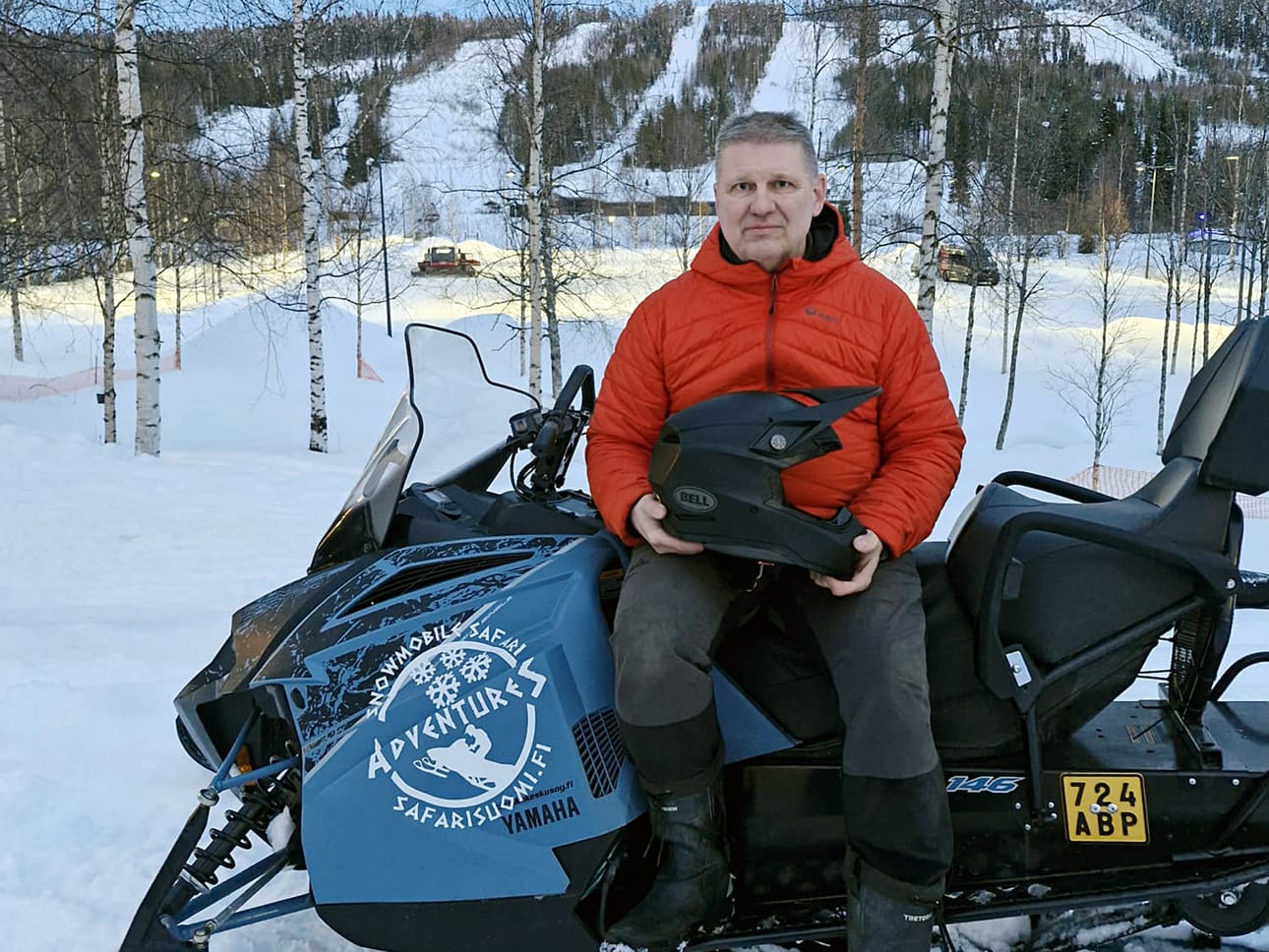 Oulun seudun moottorikelkkailijat ry:n puheenjohtaja Samuli Liuska oli lauantaina Paljakassa valmistelemassa rataa kelkkailun sprintin SM-kisoja varten.
