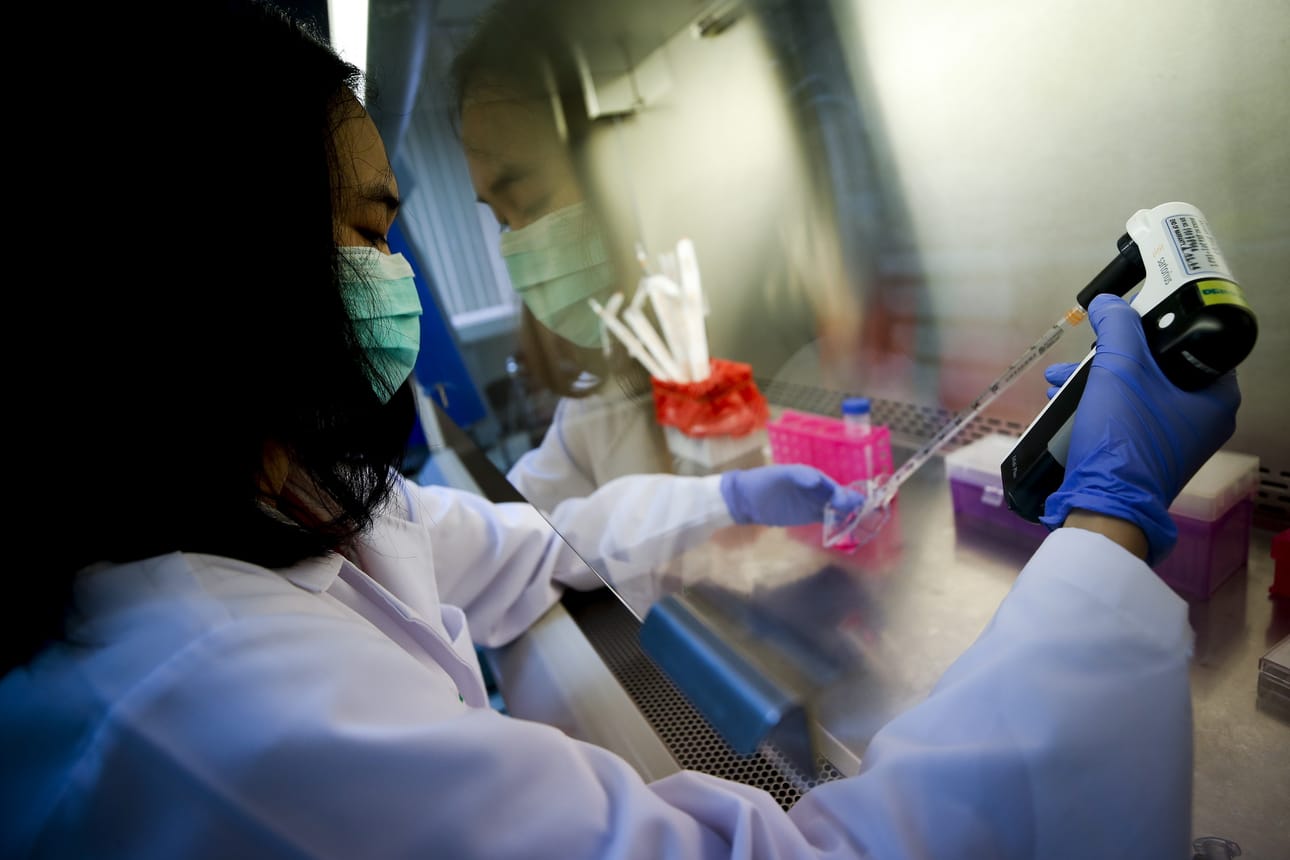 Thaimaalaisteknikko on työssään laboratoriossa Bangkokissa. Chulalongkornin yliopiston tutkimustiimi on tehnyt alustavia koronarokotetestejä hiirillä ja saavuttanut lupaavia tuloksia.