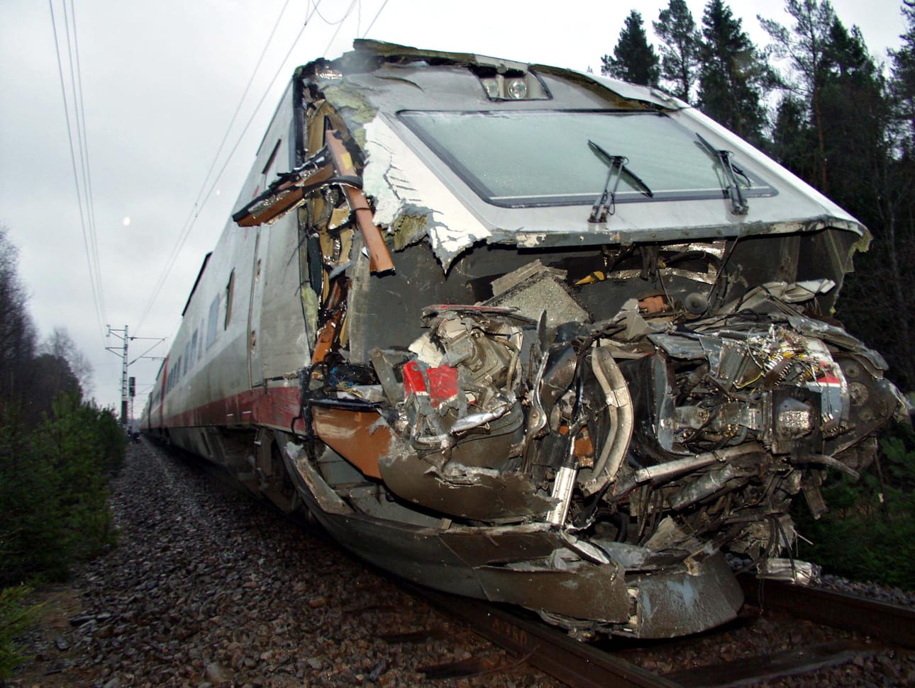 Viime vuoden 25 tasoristeysturmassa kuoli kaksi ja loukkaantui vakavasti kolme ihmistä, ilmenee Onnettomuustutkintakeskuksen raportista.