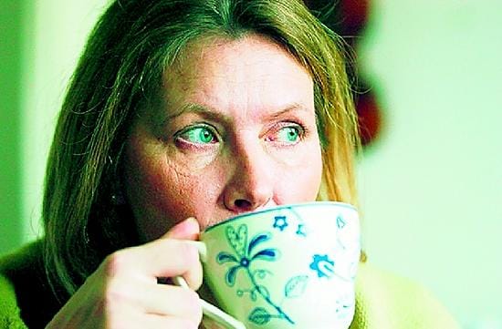 Amer-Tupakka lopetti toimintansa keväällä 2004. Tupakkatytöt-elokuva seuraa kolmen irtisanotun naisen Karoliina Mustosen (vas.), Tuula Rantalan ja Raija Haukijärven elämää lähes kahden vuoden ajan.
